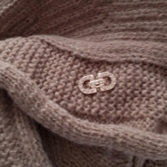 Chic Elegant Sporty Hat Cotton Kahki Tan Cotton Knit Beret Logo Accent New - Picture 3 of 3